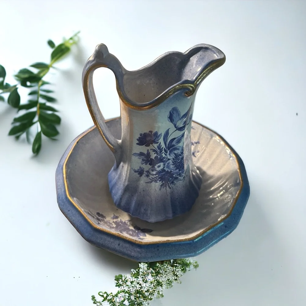 Vintage wash bowl and pitcher with blue floral design - Picture 1 of 3